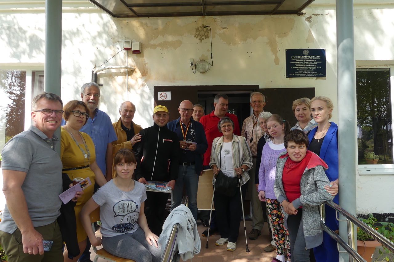 Betreute und Mitarbeiter des Behindertenheims in Olechowo freuen sich über den Besuch der Gäste aus Deutschland